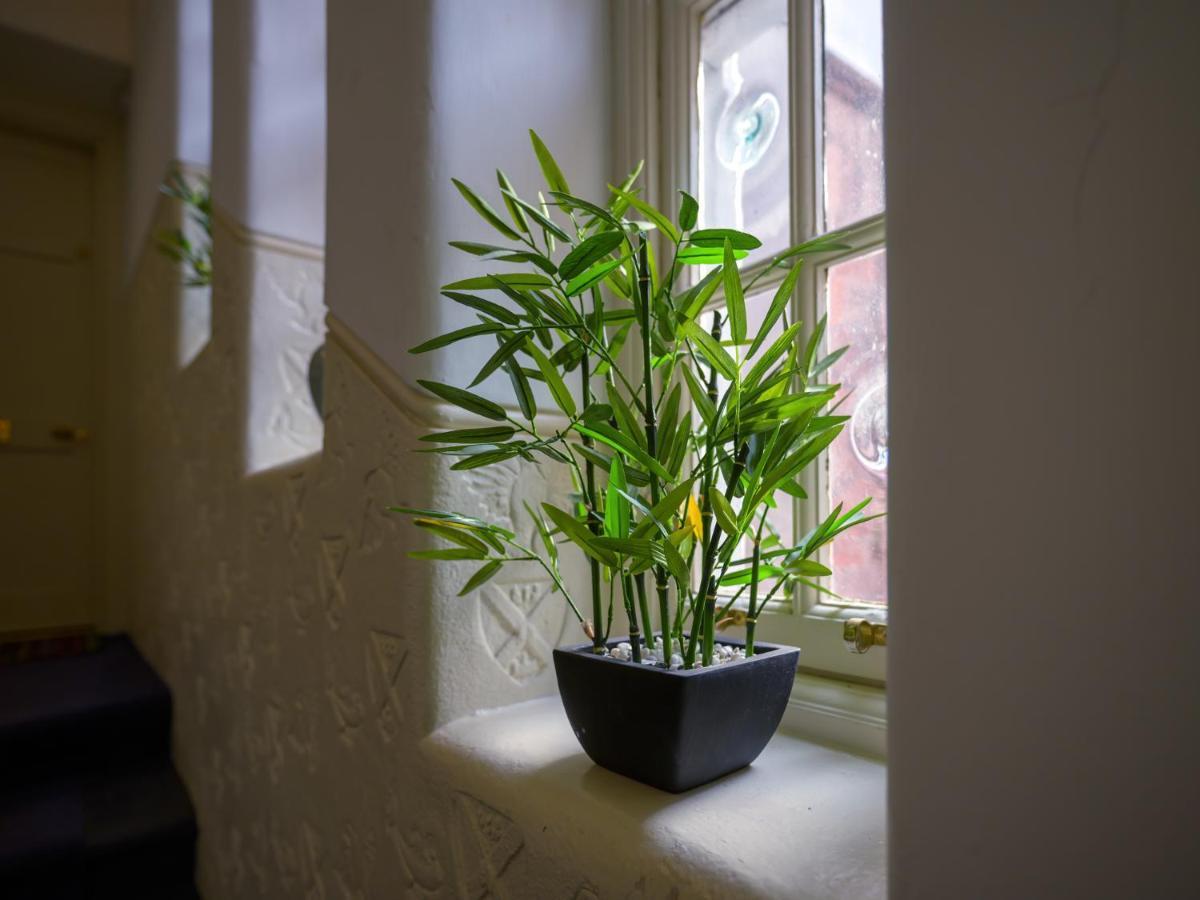 Pass The Keys Historic Ramsay Garden Apt With Balcony Views Édimbourg Extérieur photo