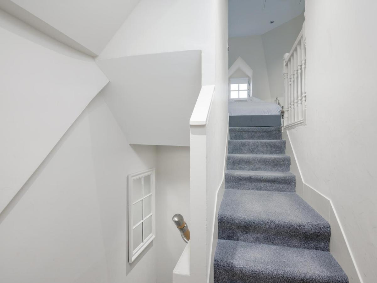 Pass The Keys Historic Ramsay Garden Apt With Balcony Views Édimbourg Extérieur photo