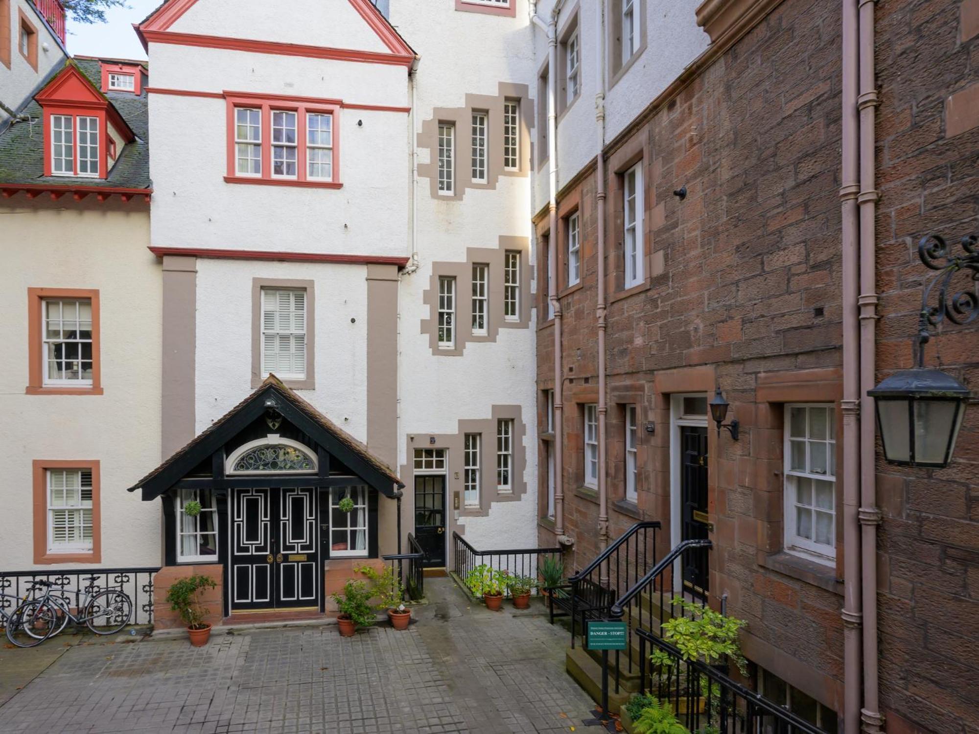 Pass The Keys Historic Ramsay Garden Apt With Balcony Views Édimbourg Extérieur photo